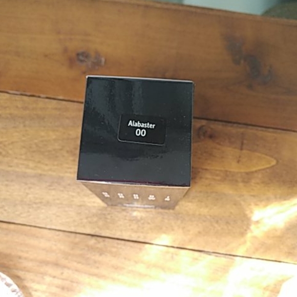 Bobbi Brown Moisture Rich Foundation - Picture 2 of 3